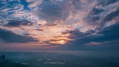 航拍清晨日出天空云层变化延时视频的预览图